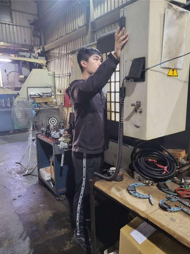 没有任何机械基础的小勛，肯学又聪明，业主看在眼里更加积极培训，现已稳定就业逾3个月，该公司表示熟练后薪资上看5万非难事。（中彰投分署提供／叶静美彰化传真）