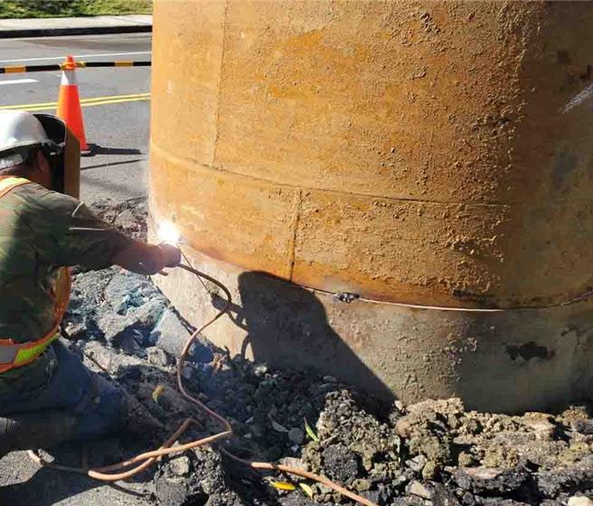 施工人員進行工作井鋼環焊接。（新北市水利局提供）