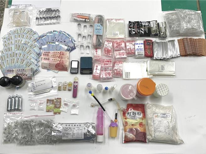 台中警二分局日前於1處鐵皮屋隔間套房內，拘捕7名藥腳，現場查扣毒品海洛因3包、安非他命3包、毒品咖啡包2包、毒品咖啡包原料1批、含有「依托咪酯」的麻醉煙彈18顆及麻醉煙彈原料6瓶等證物。（中市警二分局提供／馮惠宜台中傳真）