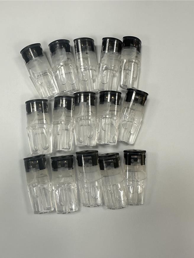 台中警二分局日前於1處鐵皮屋隔間套房內，拘捕7名藥腳，現場查扣毒品海洛因3包、安非他命3包、毒品咖啡包2包、毒品咖啡包原料1批、含有「依托咪酯」的麻醉煙彈18顆及麻醉煙彈原料6瓶等證物。（中市警二分局提供／馮惠宜台中傳真）