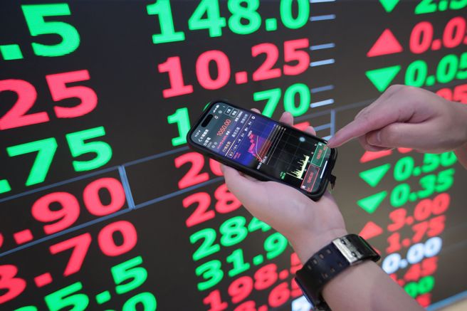 台积电表现强势，台股受到刺激大涨，同步创新高。（图／陈君玮摄）