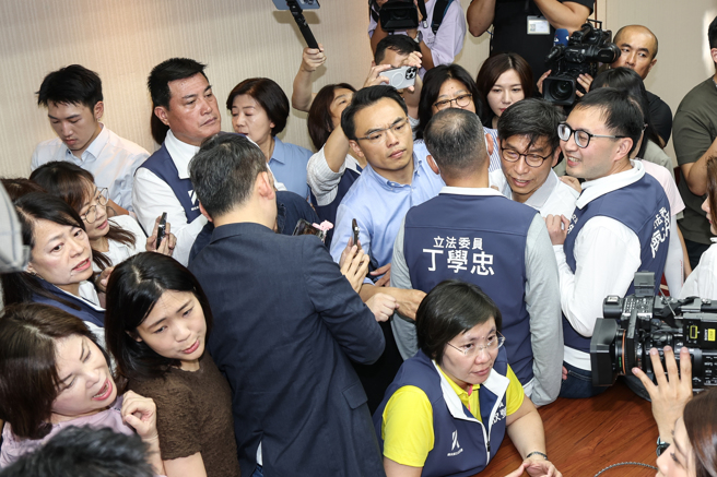 立法院內政委員會8日繼續排審「公職人員選舉罷免法修正草案」，藍綠黨團發出甲級動員通知，要求全數立委到場備戰。國民黨團一早借隔壁201會議室要開黨團大會，民進黨立委闖進干擾會議。（資料照/鄧博仁攝）