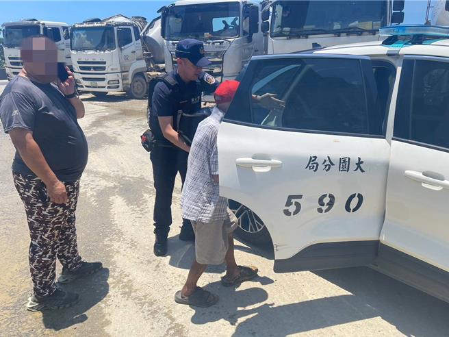 老翁领药迷路误闯砂石场，警方热心协助老翁平安返家。(警方提供／吕筱蝉桃园传真)