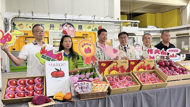 台南芒果正值盛产季，市长黄伟哲（右三）8日一早前往关心玉井蒸热厂产线作业。（张毓翎摄）