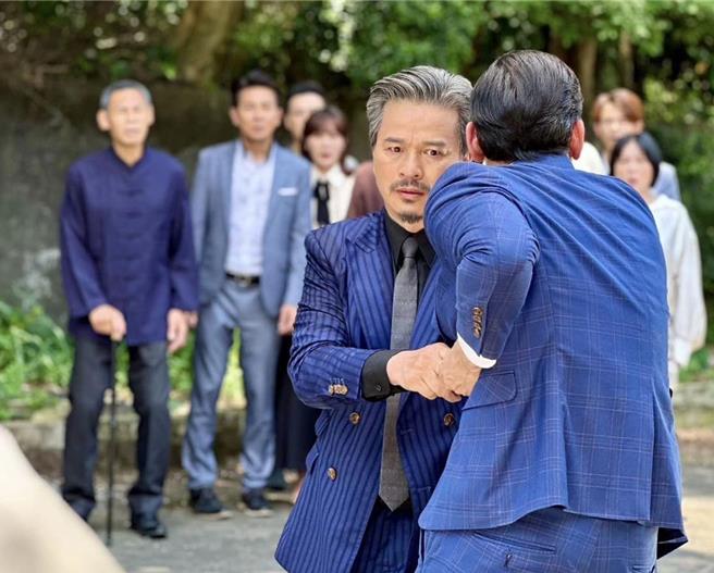 《天道》大魔王李兴文在烈日下完成杀青戏。（三立提供）