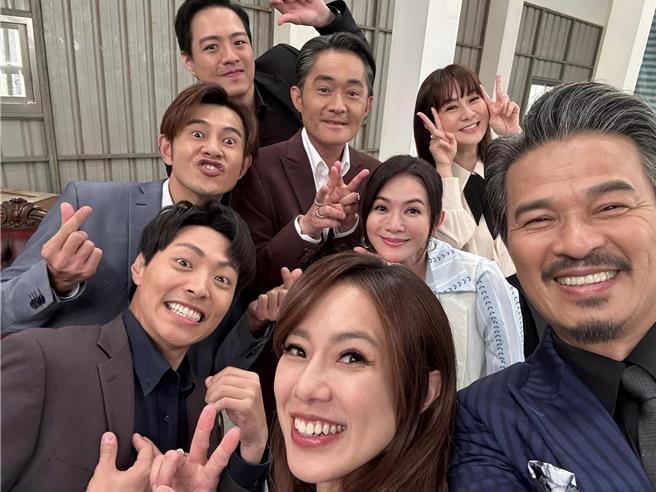 《天道》拍摄杀青戏，演员齐聚超开心。（三立提供）