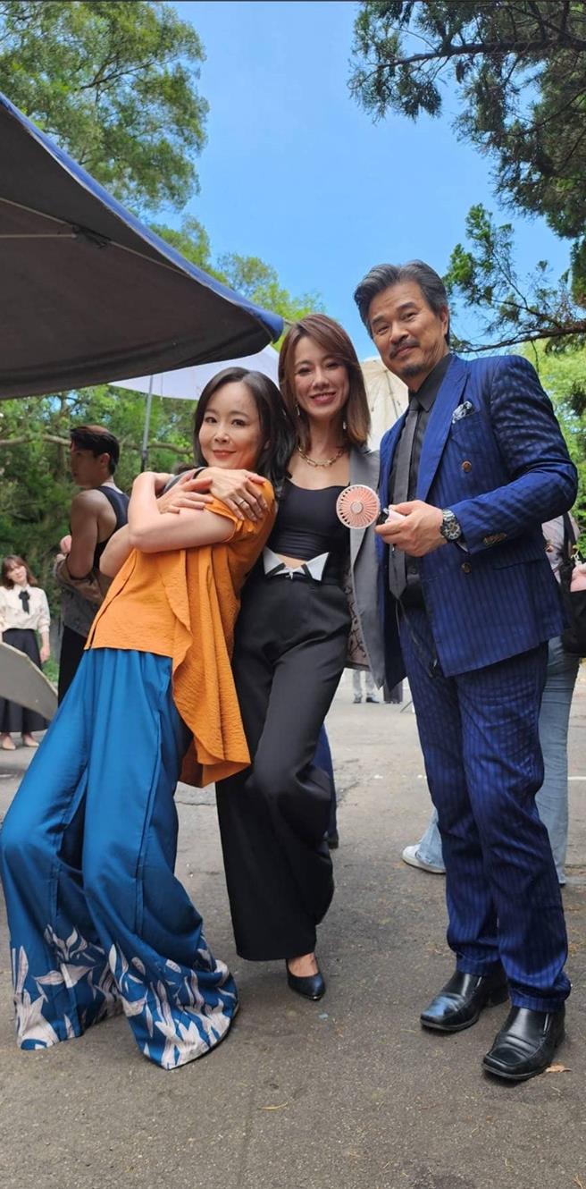 李兴文、黄瑄、岳虹烈日下拍摄杀青戏苦中作乐。（三立提供）