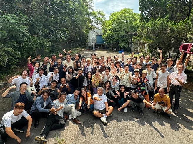 《天道》拍摄杀青戏，演员齐聚超开心。（三立提供）