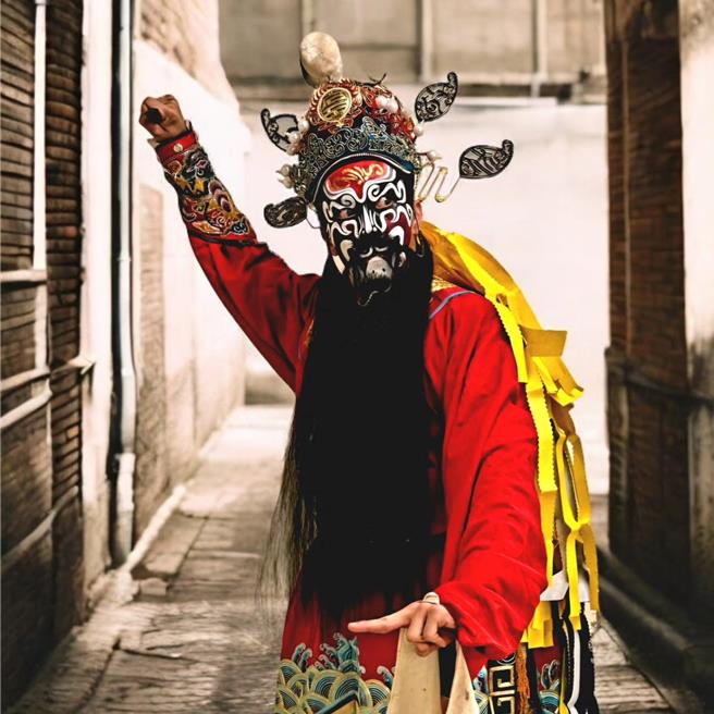 龙语申画脸扮演锺馗上身。（三立提供）