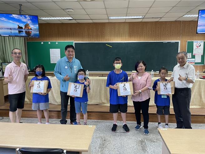 现场来宾中港国小李后荣（左一）、国民党新北市议员蔡健棠（左三）、中华民国书学会会长张炳煌（右一）等人8日一起为学生开训受笔。（张铠乙摄）