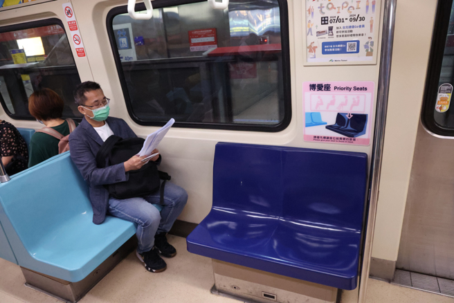 卫福部预告修法将「博爱座」改为「优先席」，适用对象从老弱妇孺扩大为有实际需要者，避免让座争议。（邓博仁摄）