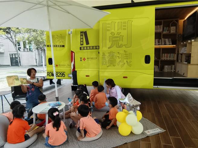 嘉義市行動書車「閱讀浪」今天啟用，特別安排說書媽媽說故事給小朋友聽。（廖素慧攝）