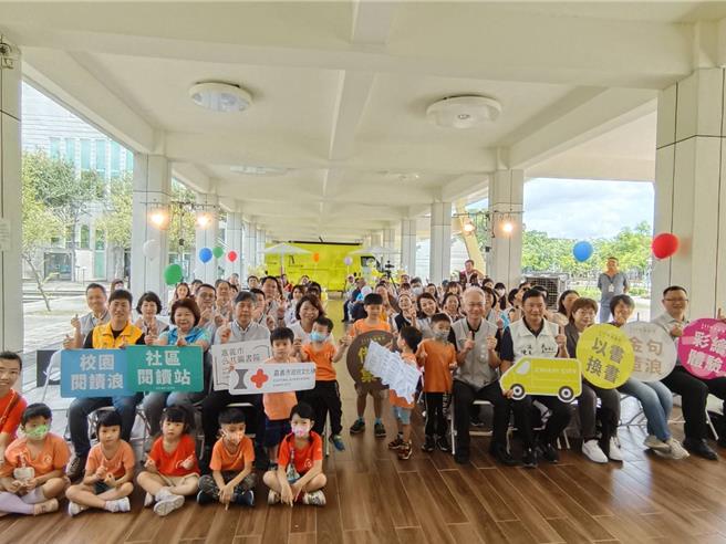 嘉義市行動書車「閱讀浪」今天啟用，推廣全民閱讀。（廖素慧攝）