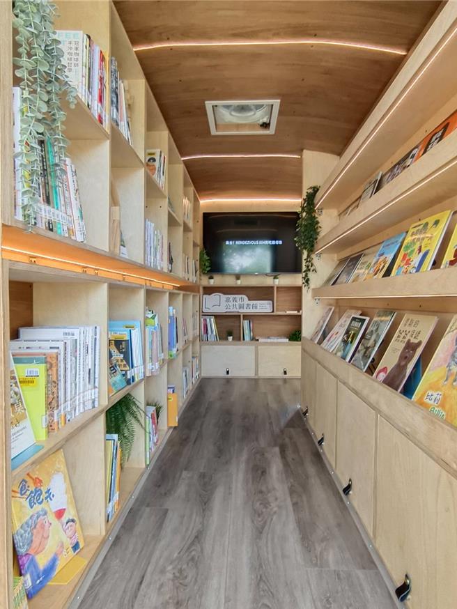 嘉義市行動書車「閱讀浪」今天啟用，可容納500冊書。（廖素慧攝）