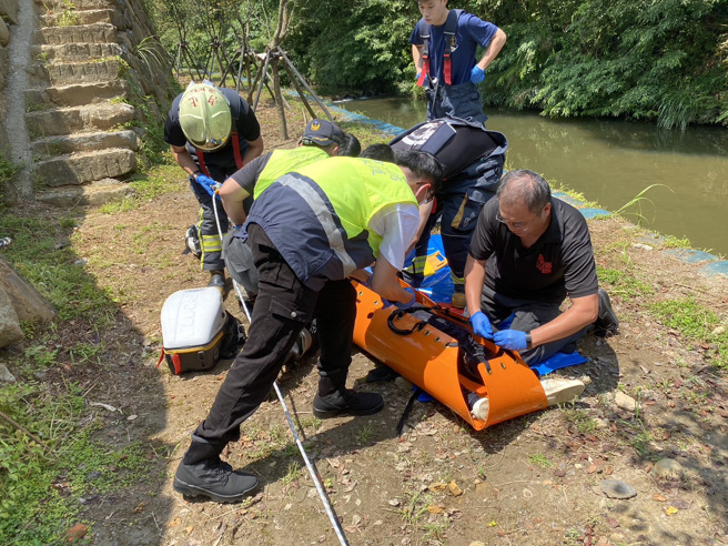 汐止汐萬路8日中午發生男子墜落溪谷意外。（民眾提供）