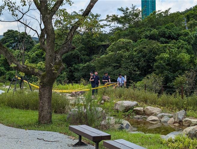 汐止农会休閒中心谢姓员工倒卧北港溪畔，送医急救不治。（民眾提供）