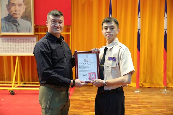 内政部次长马士元与替代役训练班绩优役男合影。（内政部提供）