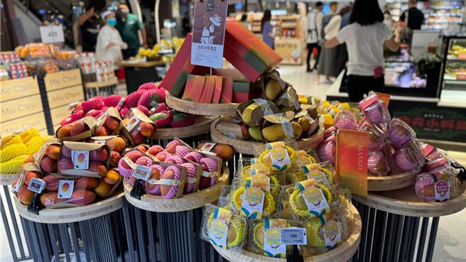 网罗六种不同品种的芒果岛，搭配Mia C'bon特制的自组礼盒，自由选择喜欢的水果搭配成特制礼盒。（柯宗纬摄）