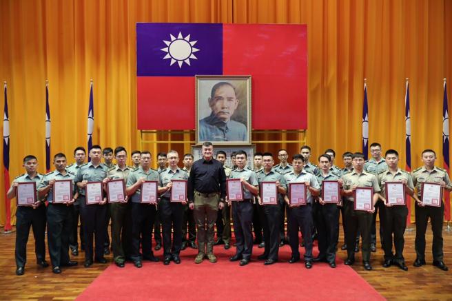 内政部次长马士元与替代役训练班绩优役男合影。（内政部提供）