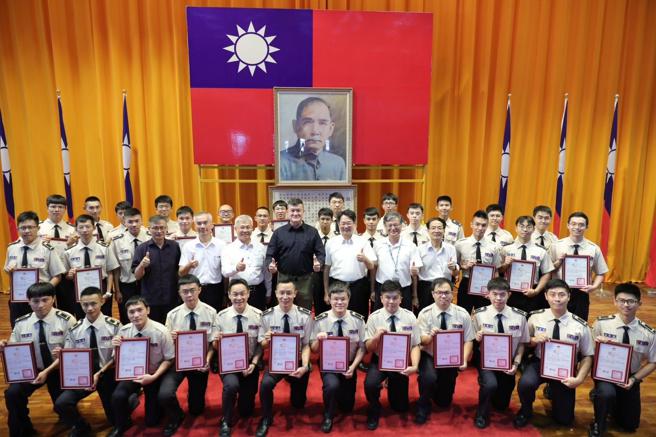 内政部次长马士元与役政司司长沈哲芳及授奖人员合影。（内政部提供）