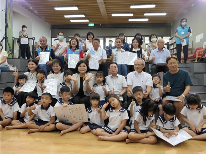 云林县政府文化观光处为推广阅读，8日在儿童图书室举办「2024婴幼儿阅读推广暨云林文学之美巡迴展」记者会，为云林Fun暑假阅读月揭开序幕。（张朝欣摄）