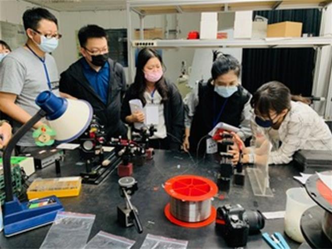 陽明交大今年下半年將持續在「半導體與重點科技產業人才發展基地」開設半導體與AI應用、光子（矽光子與量子）與AI應用、電子與AI應用等培訓專班。（陽明交大提供／陳育賢新竹傳真）