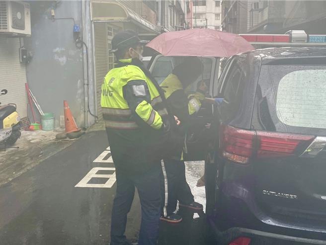 老翁散步呆站路邊淋雨，警暖心撐傘協助送返家。(警方提供／呂筱蟬桃園傳真)