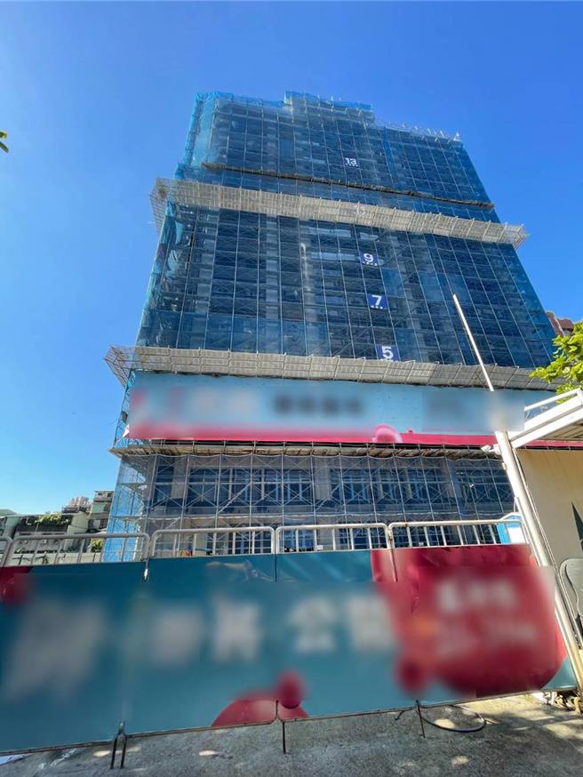 新北市板橋區忠孝路上一處建案工地8日上午傳出工人中暑意外。（民眾提供）