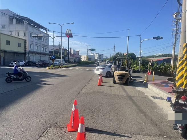 陳男駕駛堆高機遭撞。（民眾提供／李京昇苗栗傳真）