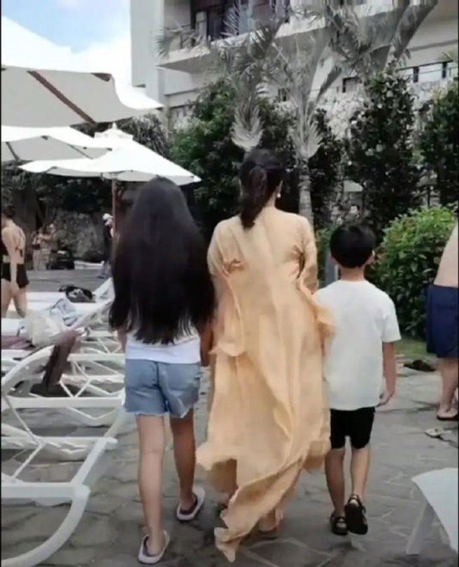 张兰(中)日本冲绳的影片，被网友提问比较少拍孙女。（图／翻摄自微博）