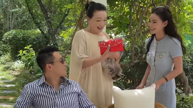 汪小菲爱妻Mandy(右)与婆婆张兰(中)相处融洽。（图／翻摄自微博）