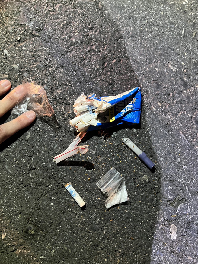 警方命令林男下车配合盘查，林男却企图将随身携带的烟盒吞入口内，员警当机立断将其压制。（翻摄画面）