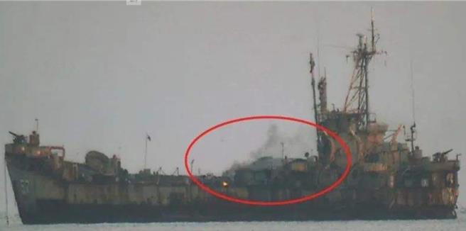 《报告》出示照片，称菲方人员在「非法坐滩」军舰上焚烧垃圾污染环境。（央视新闻）