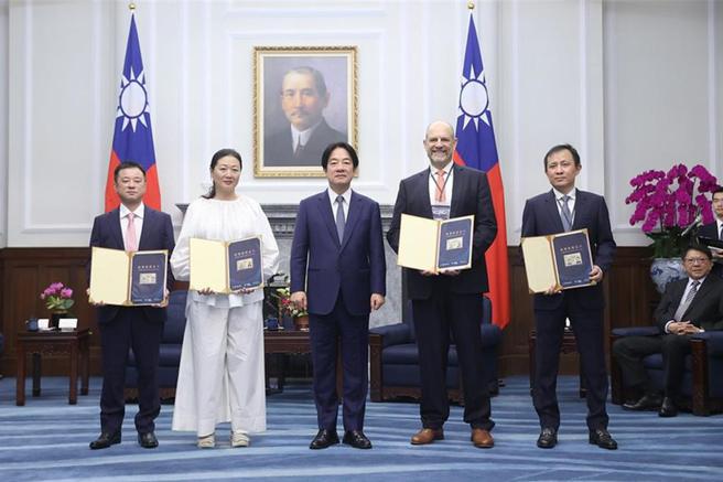 总统赖清德8日上午颁发就业金卡暨接见优秀持卡人。图／总统府提供