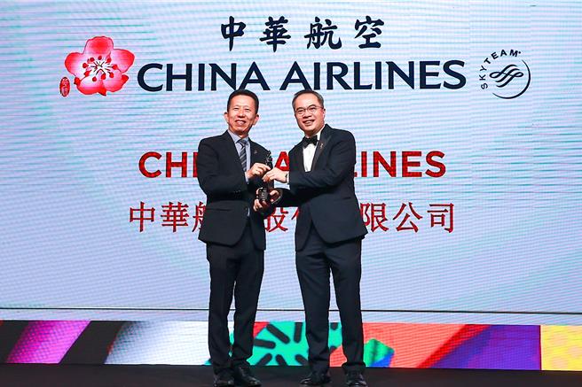 華航蟬聯亞洲最佳企業雇主獎，由資深副總經理陳奕傑（左）代表受獎。（華航提供／陳祐誠台北傳真）