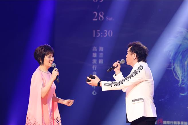 林淑容（左）在記者會上和主持人康康合唱。（媒體棧提供）