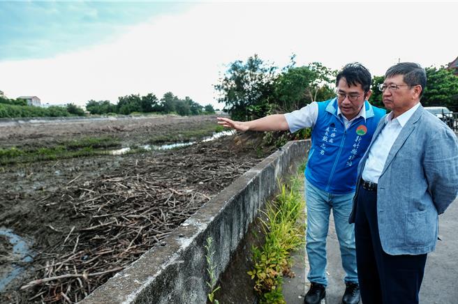 縣長楊文科（右）視察牛埔溪河道水筆仔完成疏伐情形，工務處長戴志君（右二）說明已向海保署爭取經費辦理中長計畫。（羅浚濱攝）