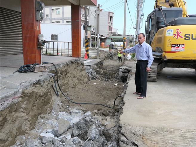 雲林縣164縣道目前正進行水林鄉土厝段拓寬工程，鄉民李啟祥（見圖）8日表示施工單位的施工線緊臨住家，恐造成地基受損。（張朝欣攝）
