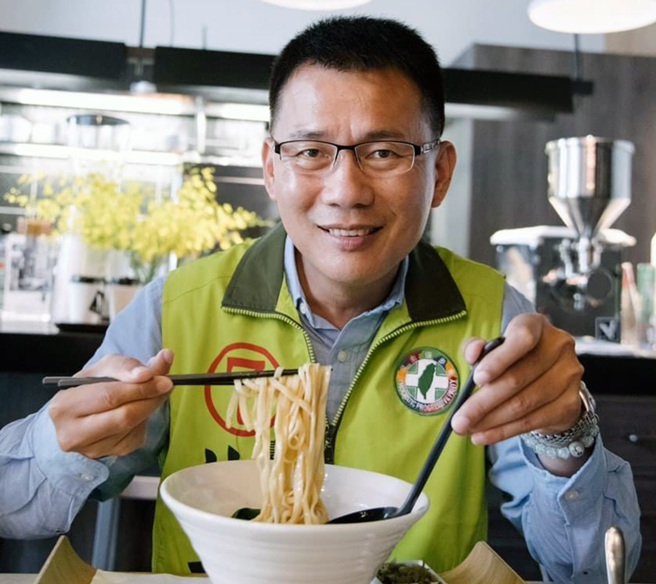 南市区渔会理事长林士杰8日清晨在台南市南区新乐路住处门口遭枪手伏击连开11枪后，被送医抢救仍告不治。（摘自林士杰脸书／洪荣志台南传真）