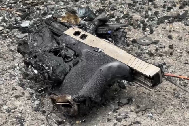 台南「南市区」渔会理事长林士杰8日清晨在住处门口遭枪击送医不治，警方在南区一处停车场寻获疑似用来接应枪手的自小客车，并在车内找到1把严重毁损手枪。（读者提供、中央社）