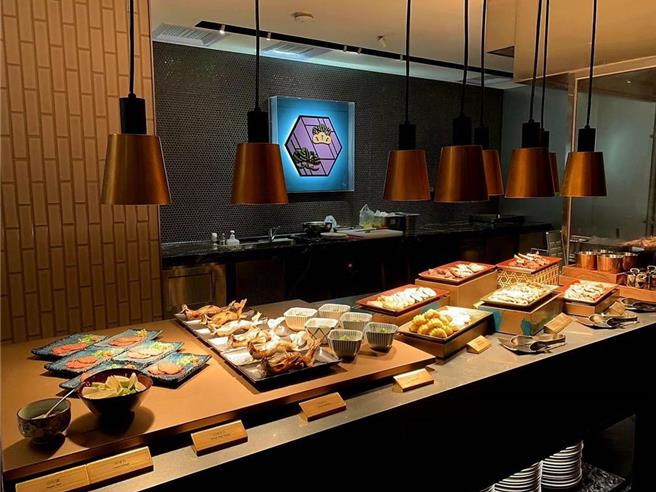 旭集、饗饗8月12日起，下午餐期調漲100元。（饗賓集團提供／朱世凱台北傳真）