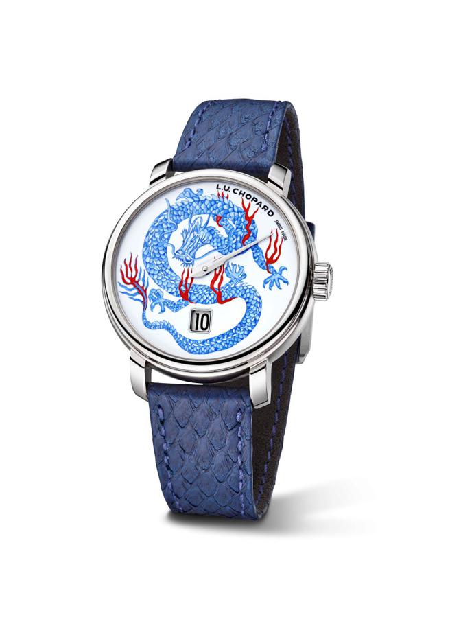蕭邦L.U.C Quattro Spirit 25龍年跳時腕表，以青花瓷為靈感打造大明火琺瑯彩繪青龍，優雅出眾，264萬6000元。（Chopard提供）