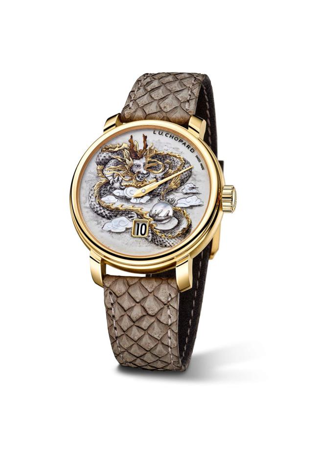 蕭邦L.U.C Quattro Spirit 25龍年跳時腕表，結合大明火琺瑯、微縮琺瑯彩繪、金雕和微型細木鑲嵌等工藝，400萬8000元。（Chopard提供）