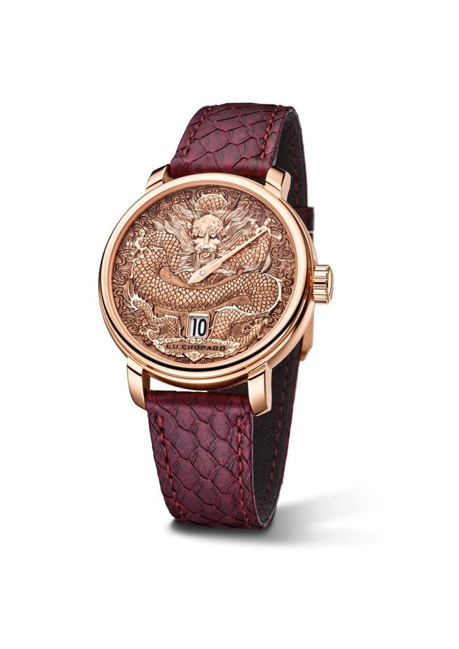 蕭邦L.U.C Quattro Spirit 25龍年跳時腕表，取材自清朝織錦畫中的祥龍，以精工雕刻勾勒祥龍威風凜凜、卷浪翻波的氣勢，334萬7000元。（Chopard提供）