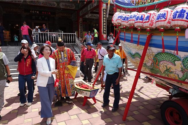 屏東縣長周春米（前左）拿著鋤頭繞行王船一圈，出席貴賓在其後提水、澆水，完成開水路儀式。（羅琦文攝）
