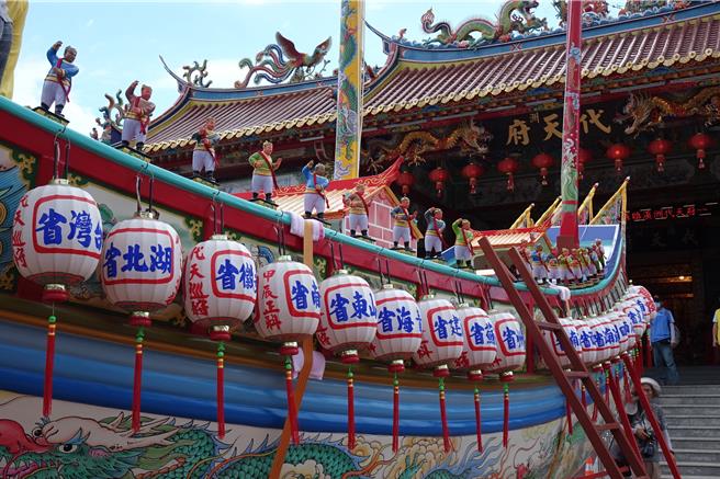 王船兩側依傳統掛上36省燈，用意在於揭示王爺代天巡狩巡視的範圍遍佈全境。（羅琦文攝）