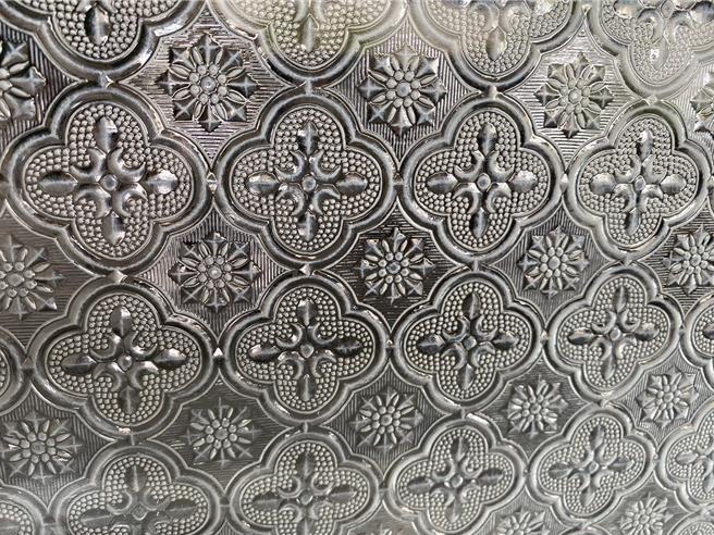 嘉義市興安國小創校時期的「海棠紋玻璃」，是早期常用建材。（廖素慧攝）