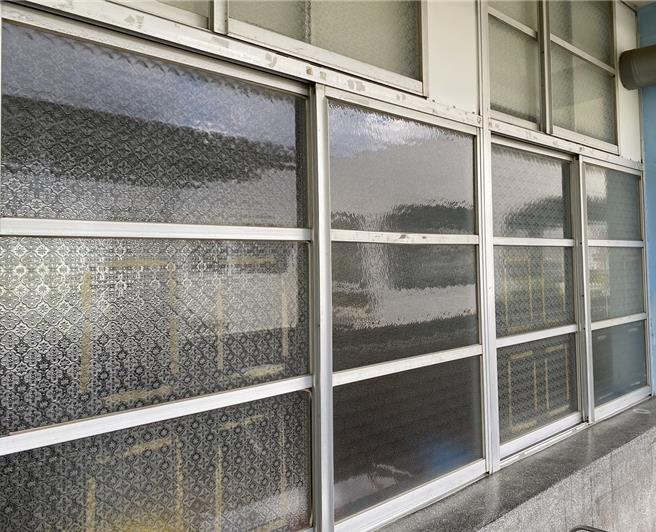 嘉義市興安國小北棟校舍僅存創校時期的海棠紋玻璃，校方將保留下。（廖素慧攝）