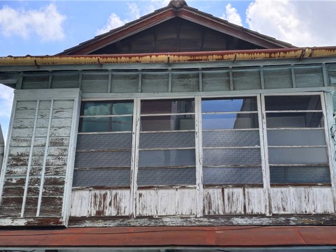 嘉義市老屋早期常用壓花紋玻璃窗。（廖素慧攝）