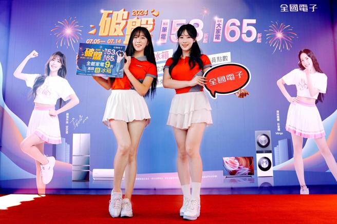 安芝儇（左）与朴旻曙担任全国电子高雄民族店一日店长，成功刺激现场买气。（全国电子提供）